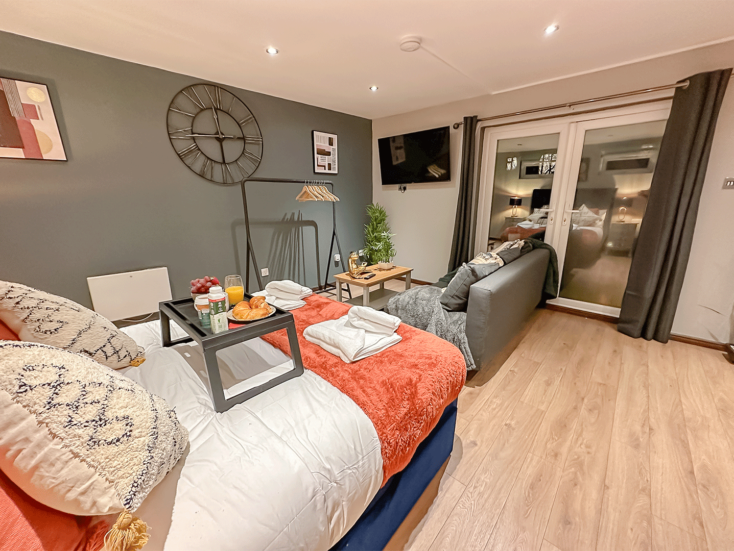 Stunning Studio Garden House with Free Wi-fi & Parking